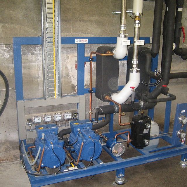 Wärmepumpe in einer Industriehalle
